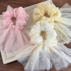 Chouchous élégants en tulle avec longs rubans et perles en rose et crème