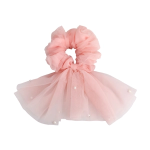 Chouchou en tulle rose avec longs rubans et perles élégantes pour un style doux