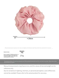 Détails d'un grand chouchou rose de 24 cm en mousseline avec des plis en tissu multicouche