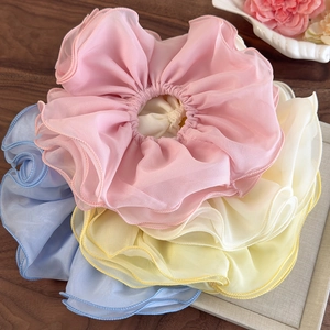 Chouchous en mousseline rose, bleu et jaune avec volants pour coiffures sur bois