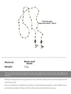 Détail du collier de perles montrant des perles blanches et des pendentifs en pierre