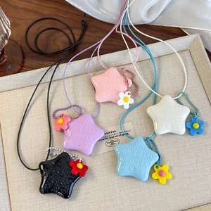 Collier miroir en forme d'étoile avec lettrage gravé et charms de fleurs colorées doux