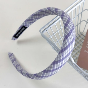 Dettaglio del cerchietto a quadretti viola con etichetta fatta a mano su carrello