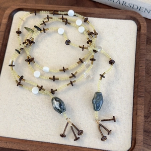 Vue détaillée de perles ethniques faites à la main et pendentifs en céramique du collier