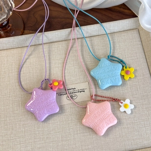 Collier à pendentif étoile et fleur colorée aux tons macarons avec texte en relief sur cordon