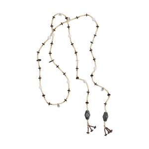 Long collier perlé de style bohème avec pendentifs en pierre et pompons sur fond blanc