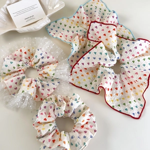 Chouchous colorés avec motif de cœur style dopamine et détails de bord en mesh