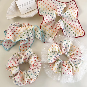 Set de chouchous à motifs cœurs colorés avec dentelle et détails en tulle