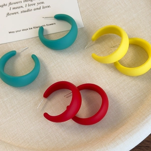 Tre paia di orecchini a cerchio a C in resina opaca colorata blu, gialla e rossa set