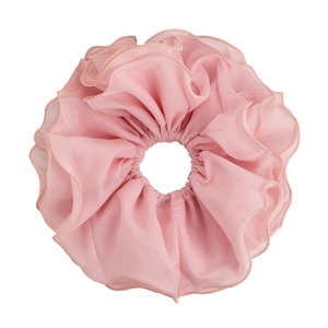 Chouchou XL rose en mousseline double épaisseur avec design à volants sur fond blanc