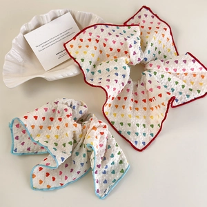 Lot de chouchous cœur dopamine en texture gaufrée avec liserés rouges et bleus