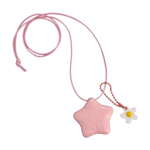 Collier étoile rose avec pendentif fleur et slogan sur cordon tressé élégant