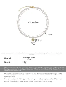 Détail du collier de perles à trois rangs avec pendentif cœur doré et chaîne de 42cm plus 7cm
