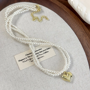 Collier de perles à double rangée avec pendentif cœur doré poli et fermoir réglable