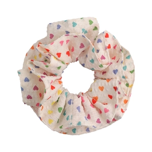 Chouchou coloré à motif de cœur avec design bulles arc-en-ciel sur tissu blanc crème