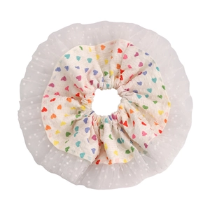 Détail du chouchou avec imprimé cœurs colorés, coton et maille à pois multicouche