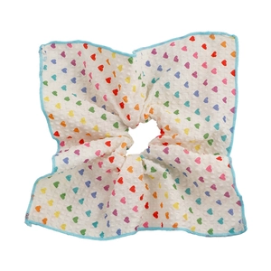 Détail de motifs de cœurs colorés sur coton respirant avec bordure cousue bleue
