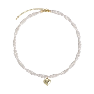 Collier ras du cou double épaisseur en perles avec pendentif cœur doré et fermoir ajustable