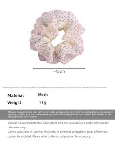 Détail d'un chouchou géant en organza de 15 cm avec bordure festonnée rose tendre