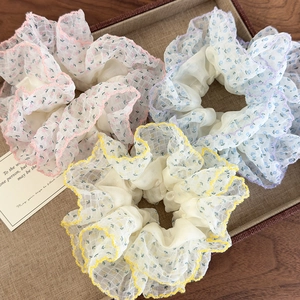 Lot de 3 chouchous floraux en organza avec bordures festonnées rose, bleue et jaune