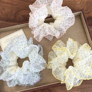 Lot de trois chouchous en mousseline florale rose bleu et jaune avec bords ondulés