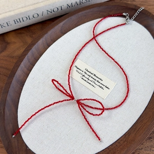 Elegante girocollo di perline di cristallo rosso con chiusura in argento a fiocco