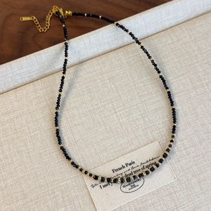 Collana vintage francese con perle nere, zirconi dorati e perline sfaccettate eleganti
