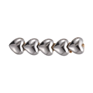 Barrette à cheveux minimaliste avec cinq cœurs en argent poli sur une base dorée