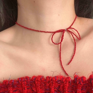 Collana girocollo con fiocco di perline di cristallo rosso dallo stile dolce e cool