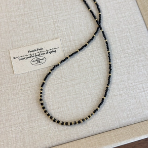 Collana vintage francese con perline di agata nera, accenti dorati e ciondoli in zircone