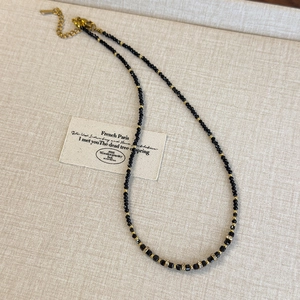 Dettaglio collana vintage francese con perline nere e accenti dorati e cristalli