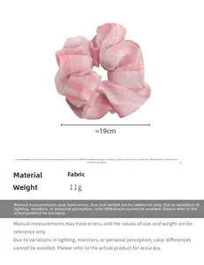 Vue détaillée du chouchou en mousseline tie-dye rose avec spécifications de 19 cm