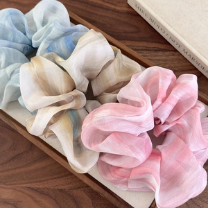 Lot de trois chouchous en mousseline tie-dye aux teintes pastel et tissu effet soie