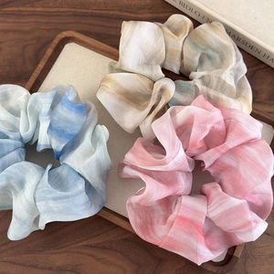 Lot de trois chouchous en mousseline tie-dye aux motifs marbrés pastel élégants