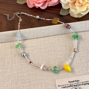 Collier de perles colorées avec citron, pierres en résine et perles sur chaîne