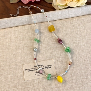 Collier de perles colorées style bohème avec chaîne argentée torsadée et pendentifs