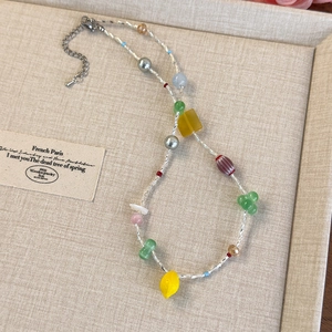 Collier d'été perlé coloré avec pendentifs citron et chaîne torsadée argentée