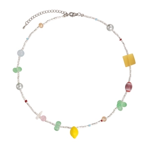 Collier de perles colorées avec pendentif citron et perles grises, chaîne réglable