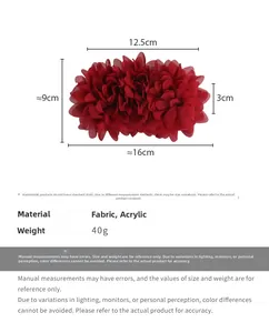 Gros plan sur la pince à cheveux fleurs bordeaux avec dimensions et base en acrylique