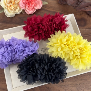 Barrettes bananes élégantes avec fleurs en mousseline en bordeaux, violet, jaune et noir