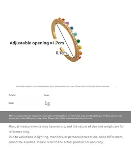 Détail de la bague ajustable en cuivre doré avec perles colorées et pierres de zircon