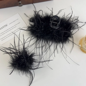 Détail d'élégantes pinces à cheveux en plumes d'autruche noires sur fond blanc