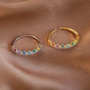 Bague ouverte émail arc-en-ciel avec perles colorées et pierres de zircon brillantes