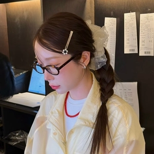 Barrette à fleur argentée minimaliste avec chouchou en dentelle blanche et collier rouge