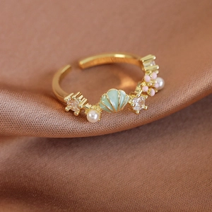 Detailansicht eines Ozean-Rings mit Emaille-Blumen, Perlen und Zirkonia auf Seide