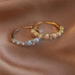 Elegante offene Ringe mit Zirkon-Schleifen und Perlen in Gold- und Silber-Finish