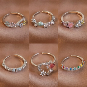 Collection of minimalist adjustable rings with pearls and enamel in gold and silver finish