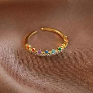 Détail de la bague ajustable dorée avec perles en émail colorées et zircons