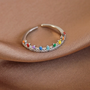 Vue macro d'une bague vague en argent avec perles émail et zircons blancs