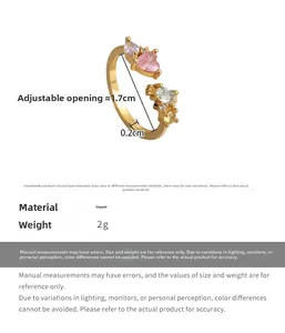Vue détaillée de la bague ajustable dorée avec zircon cœur rose et ses dimensions